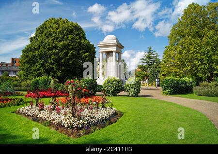 Regno Unito, Somerset, Taunton, Vivary Park, Gardens & Cenotaph in estate Foto Stock
