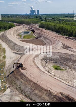 23 giugno 2020, Sassonia, Rötha: Un escavatore sta lavorando al futuro incrocio Böhlen-Zwenkau (fotografia aerea con drone). Sono in corso lavori di costruzione sull'autostrada A72 da Chemnitz a Lipsia. L'ultima sezione di costruzione 5.2 è anche la più complicata di tutte. Quasi tutto il percorso si snoda sul sito di una ex miniera a cielo aperto e deve essere compattato in anticipo a spese molto. Foto: Jan Woitas/dpa-Zentralbild/dpa Foto Stock