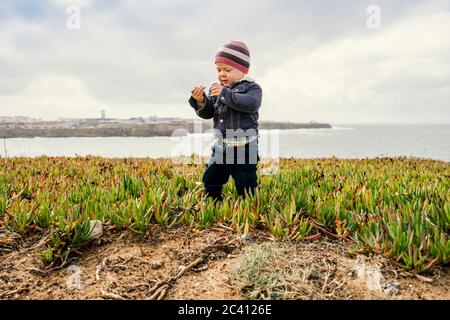 Bambini che esplorano la natura sulla splendida costa dell'isolotto di Papoa a Peniche, nel distretto di Leiria, Portogallo Foto Stock