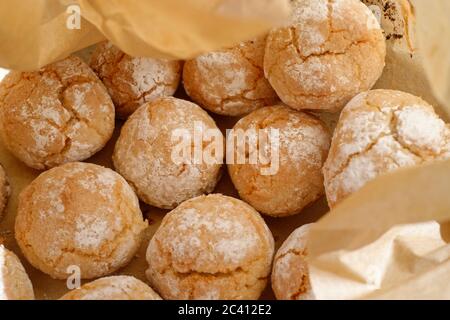 Pasta di mandorle dolci e farina per preparare questi biscotti fatti in casa amaretti da servire con caffè. Mostrato appena fresco fuori dal forno su carta da forno. Foto Stock