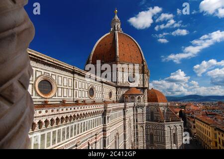 Vista sulla splendida cupola di Santa Maria del Fiore a Firenze con i turisti in cima, costruita dall'architetto italiano Brunelleschi Foto Stock