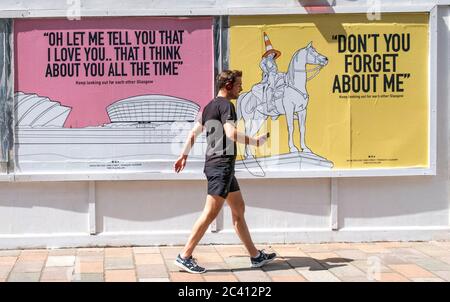 I poster con il messaggio 'Keep Looking out for other Glasgow' e con testi di canzoni di artisti scozzesi come Simple Minds, Dougie MacLean e Stealers Wheel sono comparsi nel centro di Glasgow. Foto Stock