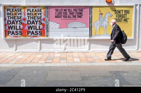 I poster con il messaggio 'Keep Looking out for other Glasgow' e con testi di canzoni di artisti scozzesi come Simple Minds, Dougie MacLean e Stealers Wheel sono comparsi nel centro di Glasgow. Foto Stock