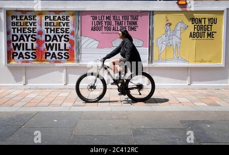 I poster con il messaggio 'Keep Looking out for other Glasgow' e con testi di canzoni di artisti scozzesi come Simple Minds, Dougie MacLean e Stealers Wheel sono comparsi nel centro di Glasgow. Foto Stock