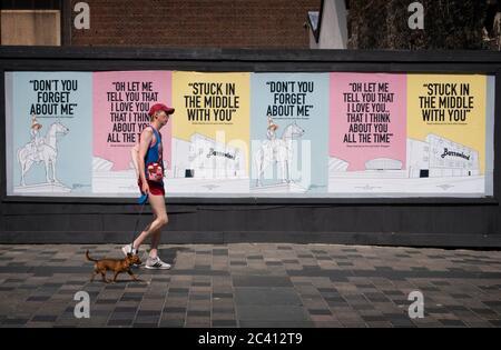 I poster con il messaggio 'Keep Looking out for other Glasgow' e con testi di canzoni di artisti scozzesi come Simple Minds, Dougie MacLean e Stealers Wheel sono comparsi nel centro di Glasgow. Foto Stock