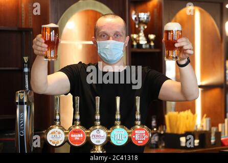 Tony Bennett, proprietario del pub Devereux a Temple, Londra. I dirigenti del pub e dell'ospitalità hanno accolto con favore le proposte del governo di consentire ai clienti di tornare a far parte del loro pubblico il 4 luglio come "un sollievo di benvenuto". Foto Stock