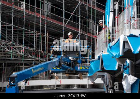 Edimburgo, Scozia, Regno Unito. 23 giugno 2020. I lavori di costruzione sono ancora in corso presso il nuovo centro commerciale St James Centre e la proiezione residenziale di Edimburgo, dopo una sosta a lungo termine durante il blocco del coronavirus. Iain Masterton/Alamy Live News Foto Stock