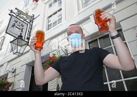 Tony Bennett, proprietario del pub Devereux a Temple, Londra. I dirigenti del pub e dell'ospitalità hanno accolto con favore le proposte del governo di consentire ai clienti di tornare a far parte del loro pubblico il 4 luglio come "un sollievo di benvenuto". Foto Stock