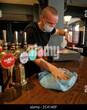 Tony Bennett, proprietario del pub Devereux a Temple, Londra. I dirigenti del pub e dell'ospitalità hanno accolto con favore le proposte del governo di consentire ai clienti di tornare a far parte del loro pubblico il 4 luglio come "un sollievo di benvenuto". Foto Stock