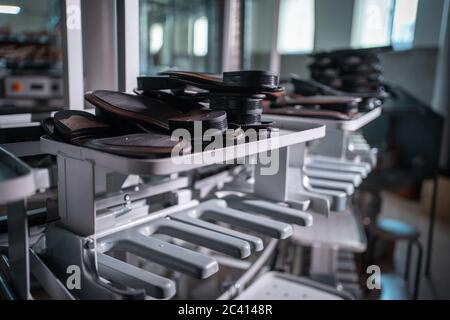 scaffale con stampo e solette per calzature in fabbrica moderna Foto Stock