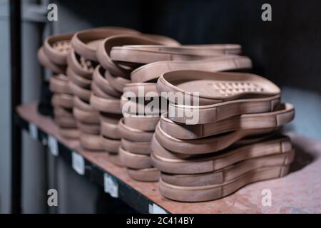 scaffale con stampo e solette per calzature in fabbrica moderna Foto Stock