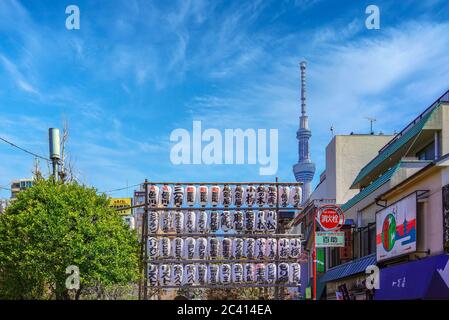 tokyo, giappone - aprile 04 2020: Lanterne di carta giapponesi appese in linea e adornate con calligrafia dei nomi dei patroni del tempio Sensoji di Asakus Foto Stock