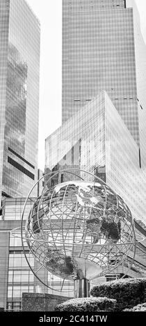 New York, USA - 26 maggio 2017: La scultura del globo del Columbus Circle è installata fuori dal Trump International Hotel and Tower. Foto Stock