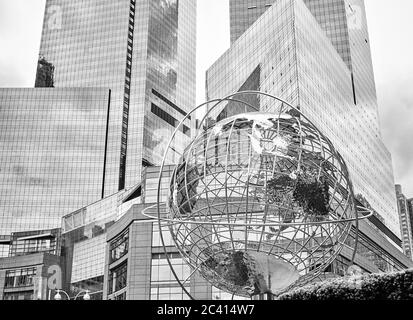 New York, USA - 26 maggio 2017: La scultura del globo del Columbus Circle è installata fuori dal Trump International Hotel and Tower. Foto Stock