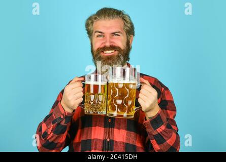 festeggiate. sorseggiate un bicchiere di birra al pub. anticipate la birra fresca lager. dopo una dura giornata di lavoro. bevete birra alla spina al banco bar del pub. rel Foto Stock