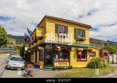 Akaroa, Canterbury, Nuova Zelanda: Gioielli 'fuoco e ghiaccio', una delle case tipiche in stile francese di Akaroa Foto Stock