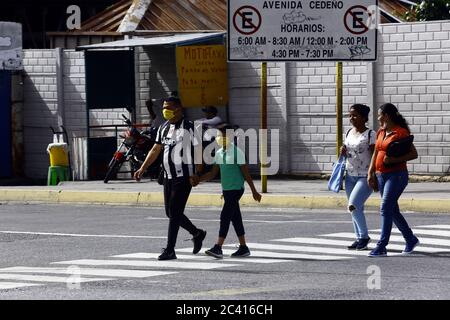 Valencia, Carabobo, Venezuela. 23 Giugno 2020. 23 giugno 2020. I venezuelani scendono in piazza nonostante la radicalizzazione della quarantena ordinata da Nicolas Maduro, avendo un rimbalzo nei casi di persone colpite dal covidio. L'uso della maschera facciale nelle unità di trasporto e nei luoghi pubblici è osservato in alcuni cittadini, da un lato, anche in modo errato, e altri non si attengono all'uso di essa. Foto: Juan Carlos Hernandez credito: Juan Carlos Hernandez/ZUMA Wire/Alamy Live News Foto Stock