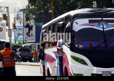 Valencia, Carabobo, Venezuela. 23 Giugno 2020. 23 giugno 2020. I venezuelani scendono in piazza nonostante la radicalizzazione della quarantena ordinata da Nicolas Maduro, avendo un rimbalzo nei casi di persone colpite dal covidio. L'uso della maschera facciale nelle unità di trasporto e nei luoghi pubblici è osservato in alcuni cittadini, da un lato, anche in modo errato, e altri non si attengono all'uso di essa. Foto: Juan Carlos Hernandez credito: Juan Carlos Hernandez/ZUMA Wire/Alamy Live News Foto Stock