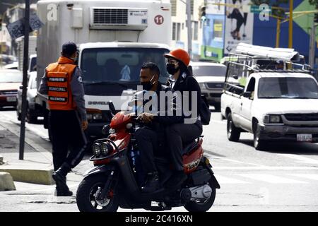 Valencia, Carabobo, Venezuela. 23 Giugno 2020. 23 giugno 2020. I venezuelani scendono in piazza nonostante la radicalizzazione della quarantena ordinata da Nicolas Maduro, avendo un rimbalzo nei casi di persone colpite dal covidio. L'uso della maschera facciale nelle unità di trasporto e nei luoghi pubblici è osservato in alcuni cittadini, da un lato, anche in modo errato, e altri non si attengono all'uso di essa. Foto: Juan Carlos Hernandez credito: Juan Carlos Hernandez/ZUMA Wire/Alamy Live News Foto Stock