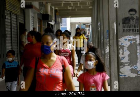 Valencia, Carabobo, Venezuela. 23 Giugno 2020. 23 giugno 2020. I venezuelani scendono in piazza nonostante la radicalizzazione della quarantena ordinata da Nicolas Maduro, avendo un rimbalzo nei casi di persone colpite dal covidio. L'uso della maschera facciale nelle unità di trasporto e nei luoghi pubblici è osservato in alcuni cittadini, da un lato, anche in modo errato, e altri non si attengono all'uso di essa. Foto: Juan Carlos Hernandez credito: Juan Carlos Hernandez/ZUMA Wire/Alamy Live News Foto Stock