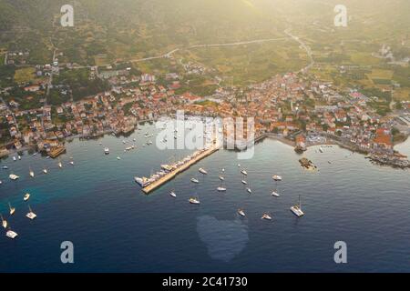 Vista aerea del villaggio di pescatori mediterraneo Komiza al mattino Foto Stock