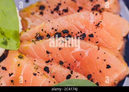 Gravlax svedese fatto in casa con insalata di barbabietole e salsa di rafano Foto Stock