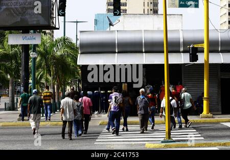 Valencia, Carabobo, Venezuela. 23 Giugno 2020. 23 giugno 2020. I venezuelani scendono in piazza nonostante la radicalizzazione della quarantena ordinata da Nicolas Maduro, avendo un rimbalzo nei casi di persone colpite dal covidio. L'uso della maschera facciale nelle unità di trasporto e nei luoghi pubblici è osservato in alcuni cittadini, da un lato, anche in modo errato, e altri non si attengono all'uso di essa. Foto: Juan Carlos Hernandez credito: Juan Carlos Hernandez/ZUMA Wire/Alamy Live News Foto Stock