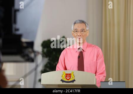 (200623) -- SINGAPORE, 23 giugno 2020 (Xinhua) -- il primo ministro di Singapore Lee Hsien Loong parla durante un discorso in diretta alla nazione a Singapore, 23 giugno 2020. Martedì il primo ministro di Singapore Lee Hsien Loong ha detto di aver consigliato al presidente Halimah Yacob di sciogliere il parlamento e di emettere il Writ delle elezioni. (Ministero delle Comunicazioni e dell'informazione di Singapore/Handout via Xinhua) Foto Stock