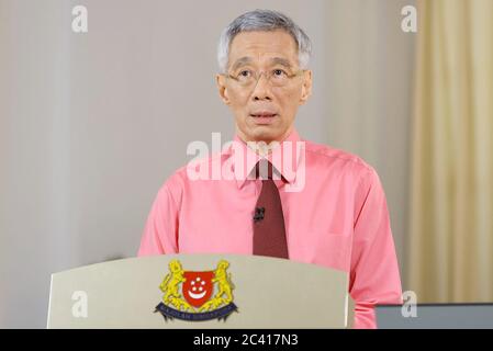 (200623) -- SINGAPORE, 23 giugno 2020 (Xinhua) -- il primo ministro di Singapore Lee Hsien Loong parla durante un discorso in diretta alla nazione a Singapore, 23 giugno 2020. Martedì il primo ministro di Singapore Lee Hsien Loong ha detto di aver consigliato al presidente Halimah Yacob di sciogliere il parlamento e di emettere il Writ delle elezioni. (Ministero delle Comunicazioni e dell'informazione di Singapore/Handout via Xinhua) Foto Stock