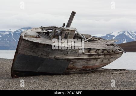 Vecchia barca sulla costa di Svalbard Foto Stock