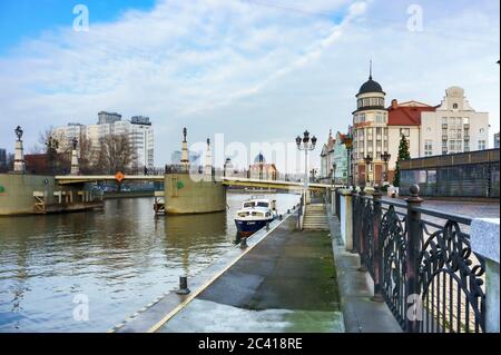 Centro turistico della città, sentieri e caffè sul argine, centro etnografico villaggio di pesce, Kaliningrad, Russia, 21 dicembre 2019 Foto Stock