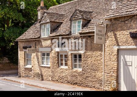 Il Village Pub, che prende il nome in modo fantasioso, si trova nel villaggio di Barnsley, Gloucestershire, Regno Unito Foto Stock