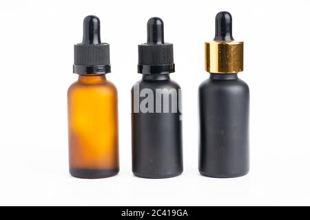 Estratto di olio di Cannabis di Marijuana medico in bottiglia isolato su sfondo bianco Foto Stock