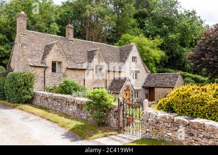 Tipica architettura Cotswold, casa Grove nel villaggio di Cotswold di Daglingworth, Gloucestershire Regno Unito Foto Stock