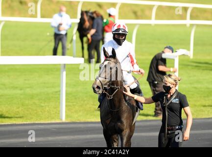 Chica Bella guidata da Rossa Ryan dopo aver vinto il Lycett Racing 100 Club Fillies 'Novice Auction Stakes al Chepstow Racecourse. Foto Stock