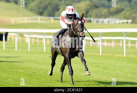 Chica Bella guidata da Rossa Ryan vince il Lycett Racing 100 Club Fillies 'Novice Auction Stakes presso l'ippodromo di Chepstow. Foto Stock