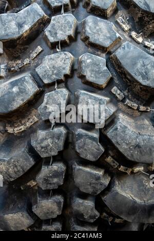 La consistenza di Centipede modello fango terreno pneumatico, vecchi usato pneumatici Foto Stock