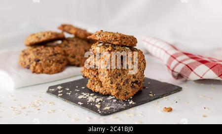 Farinata d'avena e biscotti al cioccolato fatti in casa a forma di cuore su un wh Foto Stock