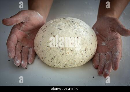 Uomo che impastano un impasto grande per il pane fatto in casa in quarantena Foto Stock