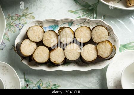 Il riso glutinoso è avvolto con foglia di lerek o banana racchiuso in bambù culm e cotto in fuoco aperto / Lemang / A deve avere in ogni tradizionale malese h Foto Stock