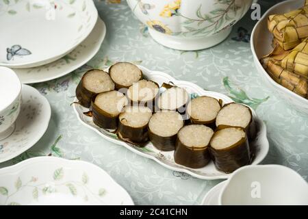 Il riso glutinoso è avvolto con foglia di lerek o banana racchiuso in bambù culm e cotto in fuoco aperto / Lemang / A deve avere in ogni tradizionale malese h Foto Stock