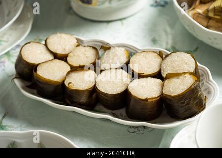 Il riso glutinoso è avvolto con foglia di lerek o banana racchiuso in bambù culm e cotto in fuoco aperto / Lemang / A deve avere in ogni tradizionale malese h Foto Stock