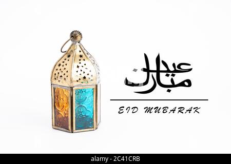 EID Mubarak saluti in arabo con lanterna araba su sfondo bianco Foto Stock