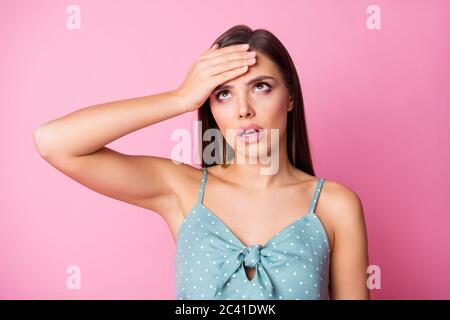 Primo piano ritratto di lei bella-aspetto attraente bella abbronzata triste malsana ragazza con capelli marroni che tocca fronte sensazione terribile isolato Foto Stock