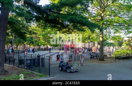 Brooklyn, Stati Uniti. 22 Giugno 2020. Seth Low parco giochi aperto al pubblico come New York City entra fase 2 della riapertura dopo il numero di infezioni di COVID-19 è andato giù. La gente gode di caldo giorno d'estate dopo un lungo soggiorno in quarantena (foto di Sam Aronov/Pacific Press) credito: Pacific Press Agency/Alamy Live News Foto Stock