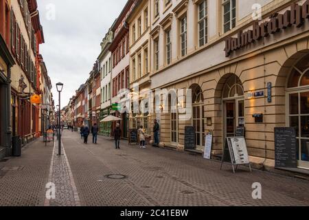 Tipico scenario stradale della strada principale nel centro di Heidelberg, Baden-Wuerttemberg, Germania. Europa Foto Stock