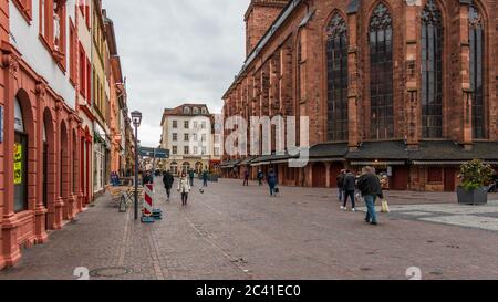 Scenario di strada della strada principale nel centro di Heidelberg, Baden-Wuerttemberg, Germania. Europa Foto Stock