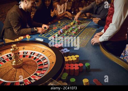 Mano di un croupier su una roulette whell in un casinò. Foto Stock