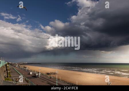 moody cloud formazioni sul lungomare di Brighton Foto Stock