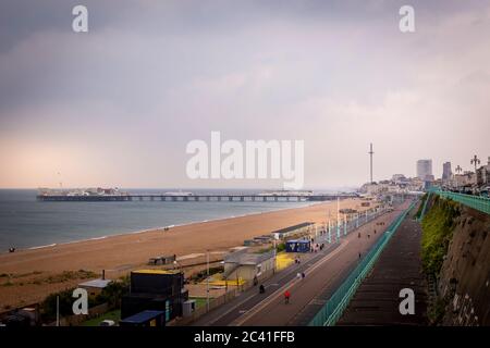 moody cloud formazioni sul lungomare di Brighton Foto Stock